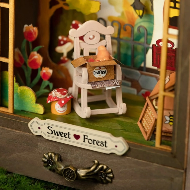 RobotiTime Miniature Theater Honey Forest