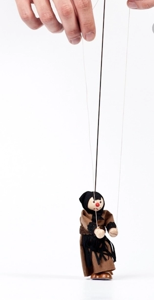 Movable arms for lively performances