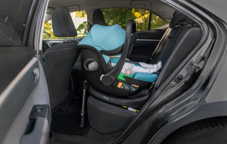 Installation flexible : base ISOFIX ou ceintures