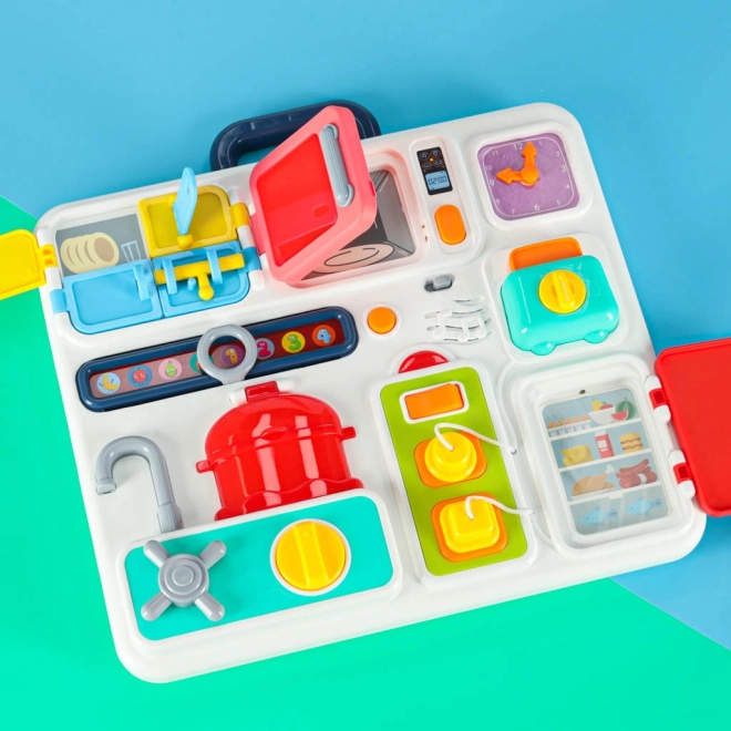 Tavola manipolativa Montessori con elementi di cucina e orologio educativo
