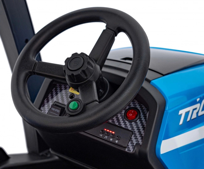 Kindertraktor mit blauem Anhänger