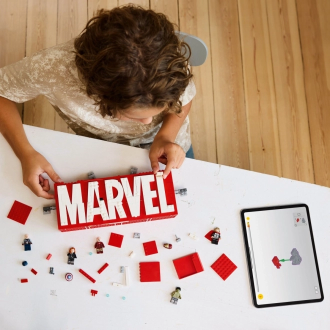 Lego Marvel Logo Set with Avengers Minifigures