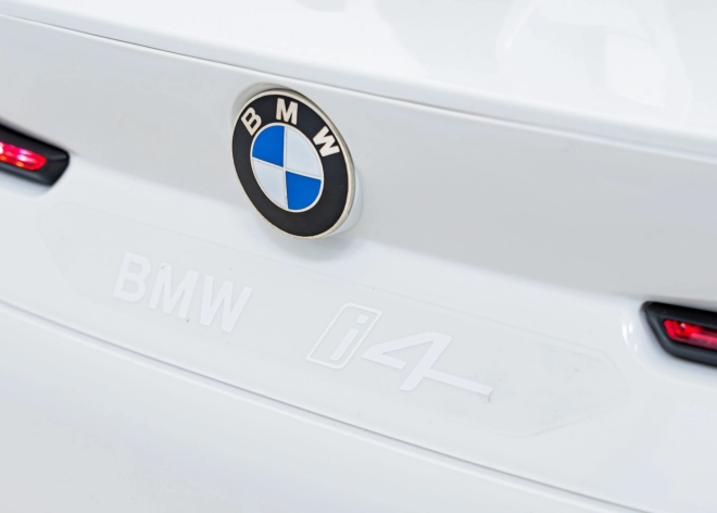 Mașină electrică BMW i4 – Bílé