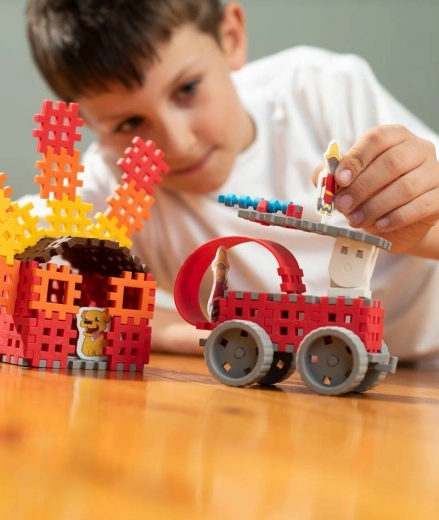 Kreatywne scenki z budynkiem i płomieniami