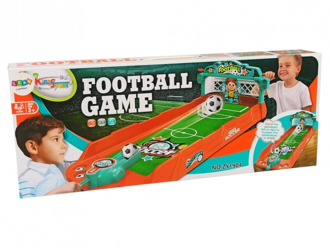 Tischfußballspiel mit Ballwurf und Tor