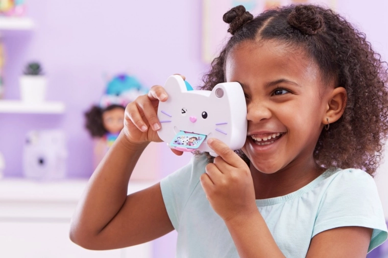 Knipogende kat en “geprinte” foto op het tongetje