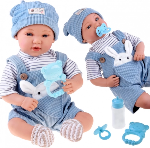 Interaktive realistische Babypuppe 46 cm in blauer Latzhose mit Zubehör
