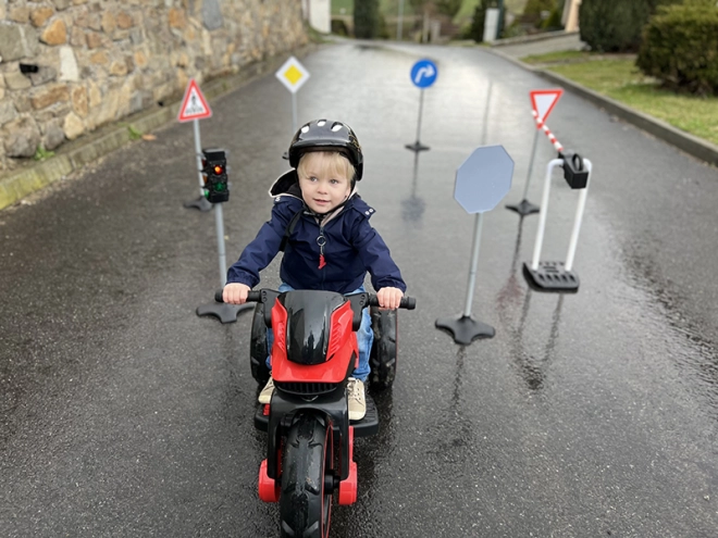 Valósághű játék futóbiciklikkel és motorokkal