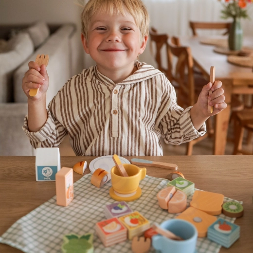 Kreativna igra kuhanja in serviranja