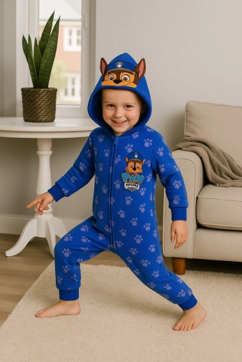 Playful hood with 3D motif