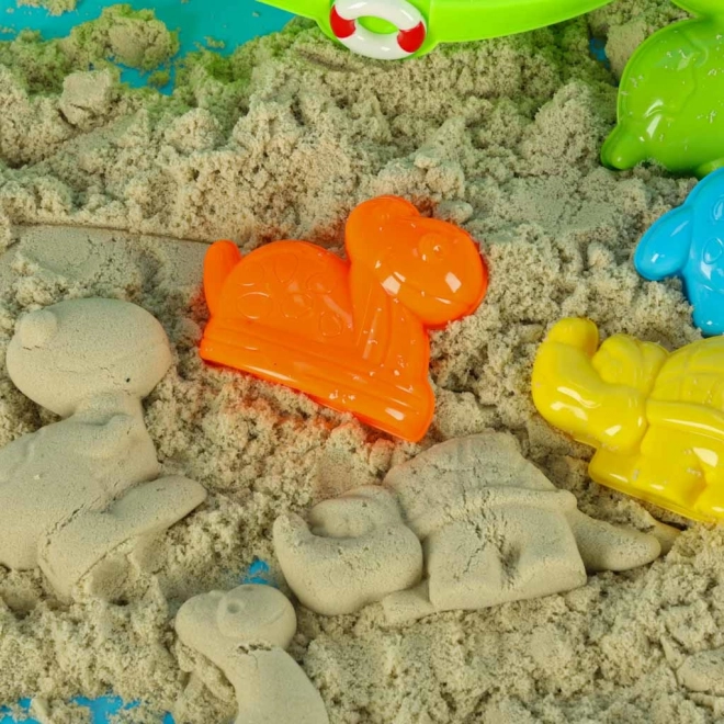 Letto per bambini con giocattoli per sabbia e pistola ad acqua