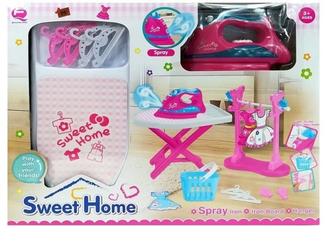 Set da stiro rosa con ferro da stiro e appendini