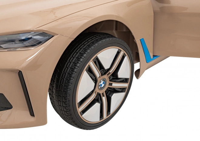 Auto BMW i4 na akumulátor pre deti biele – Zlaté