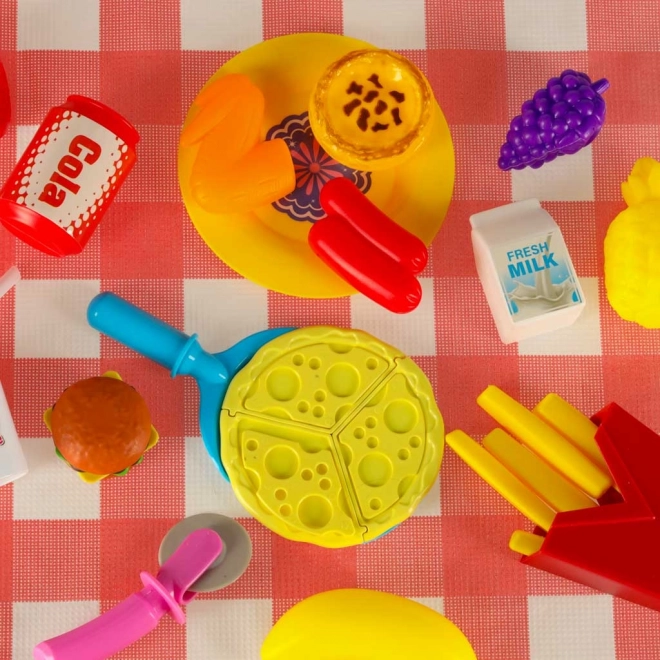 Cestino da picnic con frutta e succhi