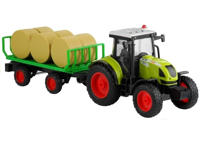 Zelený traktor s prívesom na seno so svetlami a zvukmi