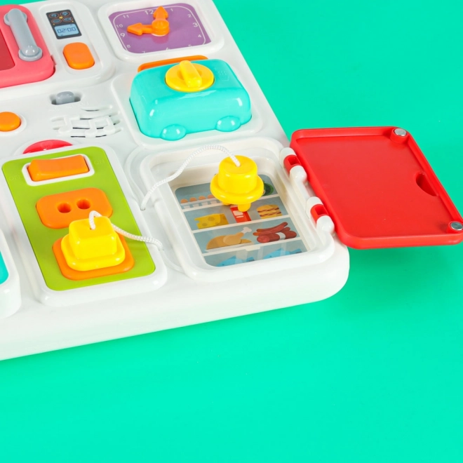 Tavola manipolativa Montessori con elementi di cucina e orologio educativo