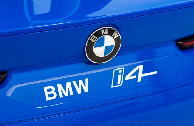 Auto BMW i4 na akumulátor pre deti biele – Modré