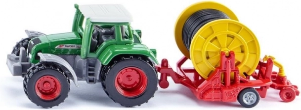 Siku traktor s hadicovým zavlažovačem – kovový model