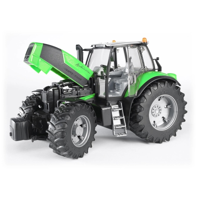 Realistically functional model tractor