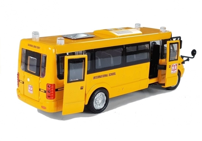 Metal school bus with pull-back motor