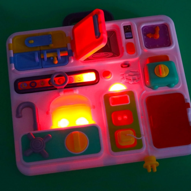 Tavola manipolativa Montessori con elementi di cucina e orologio educativo