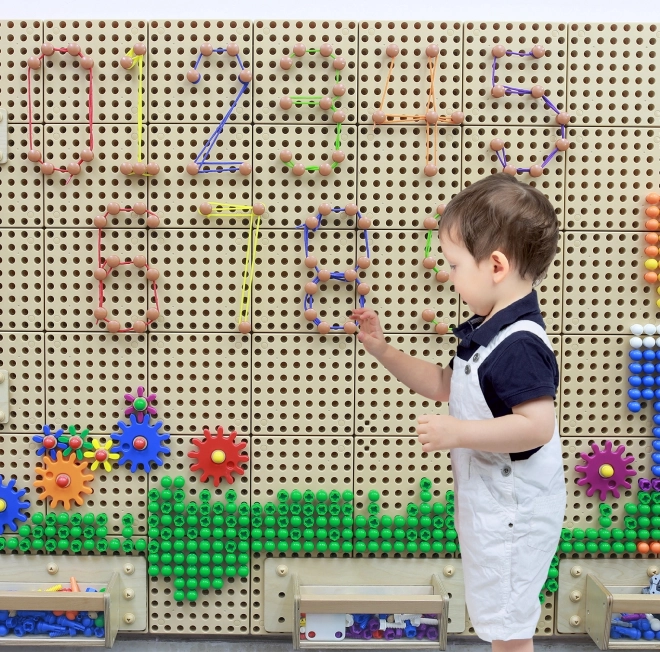 Tableau autoportant en bois Masterkidz STEM en forme de maison avec accessoires