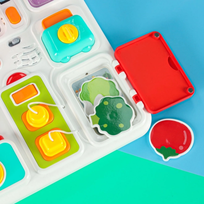 Tavola manipolativa Montessori con elementi di cucina e orologio educativo
