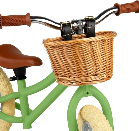 Praktyczny wiklinowy koszyk i stylowe detale