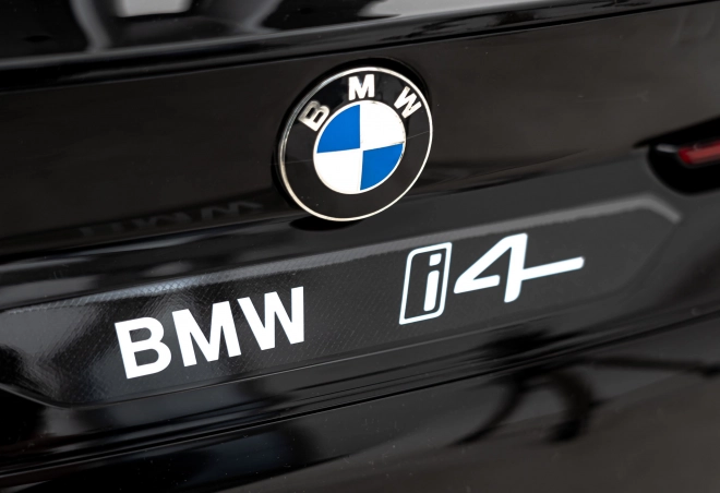 Mașină electrică BMW i4 – Černé