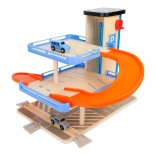 Small foot houten parkeergarage met verdiepingen en lift