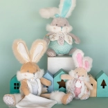 Pluszowy króliczek z grzechotką i uchwytem na smoczek 21 cm