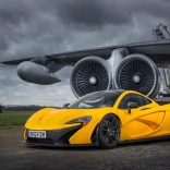 Diamond Painting Yellow Sports Car at the Airport 30x40 cm