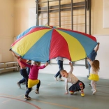 motorische parachute met ballen voor kinderen